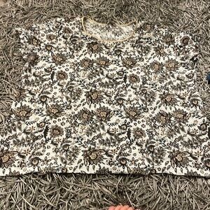 Size 4X white stag, 99% polyester top